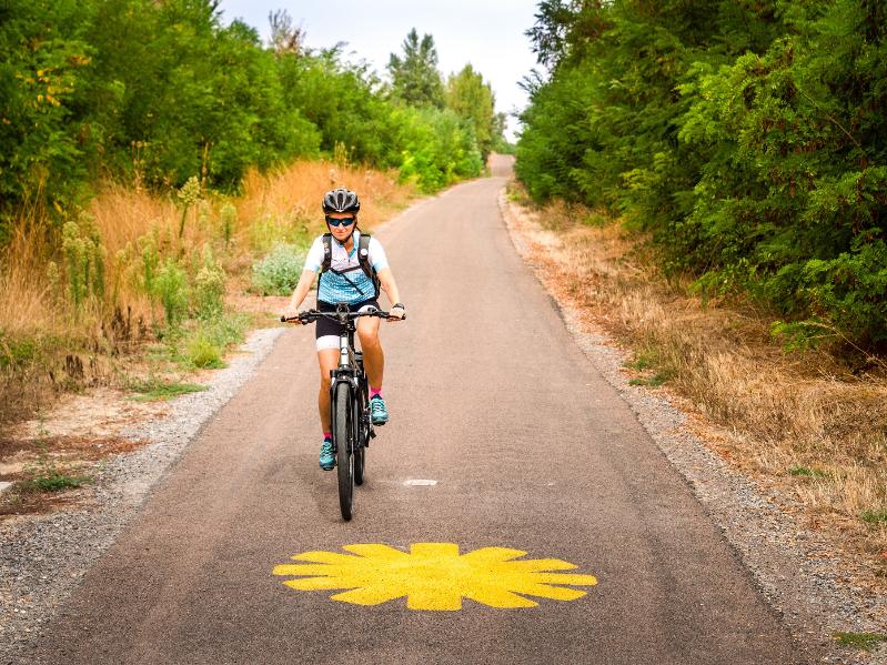 Donna in bici sulla Ciclovia del Sole - ©thecrowdedplanet